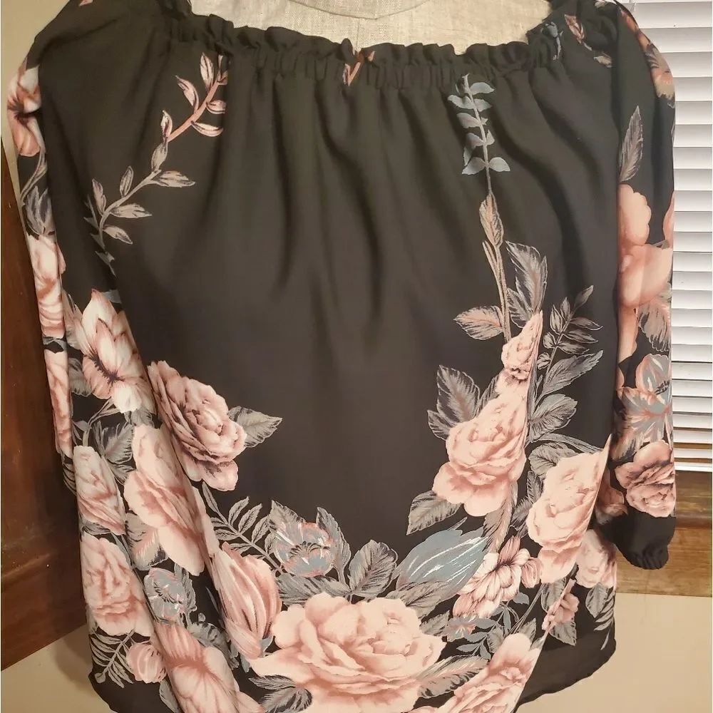 Lulu's  black  and pink Rose's floral  flower top small
